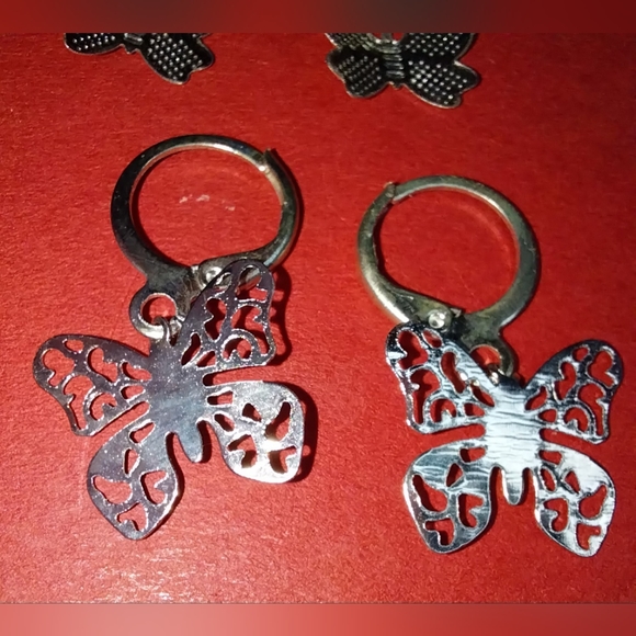 5 pairs of silver tone butterfly pierced earrings - Picture 3 of 14